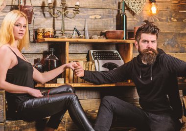 Çift gamekeepers evde, ahşap iç arka plan romantik akşamın. Aşık çift birlikte ellerini tutar. Kız ve erkek rahat yüzleri sıcak atmosferinin keyfini çıkarın. Romantik akşam kavramı