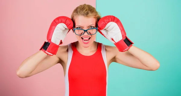 Ganhe com força ou intelecto. Promessa de vitória forte do intelecto. Saiba como me defender. Confiante no poder dela. Forte mental e fisicamente. Inteligente e forte. Luvas de boxe mulher ajustar óculos — Fotografia de Stock