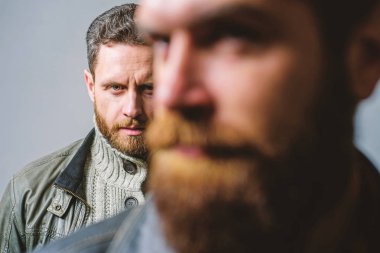 Hissediyorum gerçek arkadaş desteği. Adam arkadaş hipster arkasında adam stand arkasında sakallı. Gerçek arkadaş her zaman çevre. Arkanda biri. Sen dur. Dostluk güven ve destek. Güvenilir ilişkiler