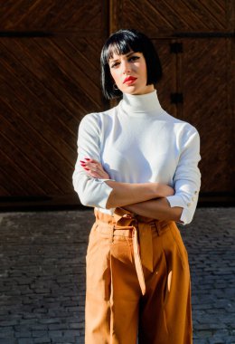 Yüksek belli pantolonlar podyuma dönmeye devam ediyor. Moda cılız. Kadınlık ve kadınsı rakam vurgulamak. Kadın moda kıyafeti. Kız makyaj yüz moda trendi eşleşen giysiler. Stilist moda uzmanı