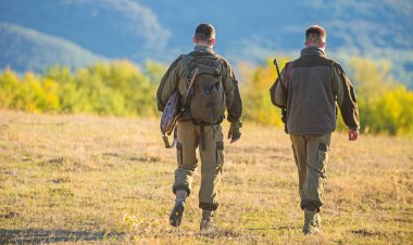 Avcı arkadaş eğlence keyfini çıkarın. Avcılık ortağı ile daha fazla ölçü emniyet kez eğlenceli ve ödüllendirici sağlar. Avcılar arkadaşlar gamekeepers dağlar arka plan yürümek. Avcı tüfekler doğa ortam