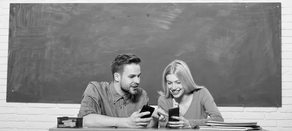 Vida estudiantil. Lección y pizarra. Día del maestro. Escuela moderna. Día del conocimiento. Un par de hombres y mujeres en clase. Enseñanza en casa. De vuelta a la escuela. Una pareja feliz. Feliz graduación —  Fotos de Stock