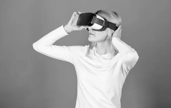 Boldog fiatal nő visel virtuális valóság szemüveg filmeket néz, vagy videojátékokkal. Izgatott mosolygó üzletasszony visel virtuális valóság szemüveg. Nő élvezi a számítógépes szórakoztató élményt VR. — Stock Fotó