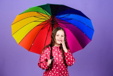 olumlu bir ruh hali içinde neşeli hipster çocuk. Yağmurluklu küçük bir kız. sonbahar moda. yağmur koruma. Gökkuşağı. renkli şemsiye ile mutlu küçük kız. Huzurlu sabah