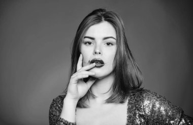 Makyaj ve kozmetik konsepti. Güzellik ipuçları. Kırmızı arka planda poz veren kız makyajı dudakları. Parti için makyaj. Mükemmel makyaj için dirençli ürünler. Dayanıklı ruj. Bozuk makyajlı kadın