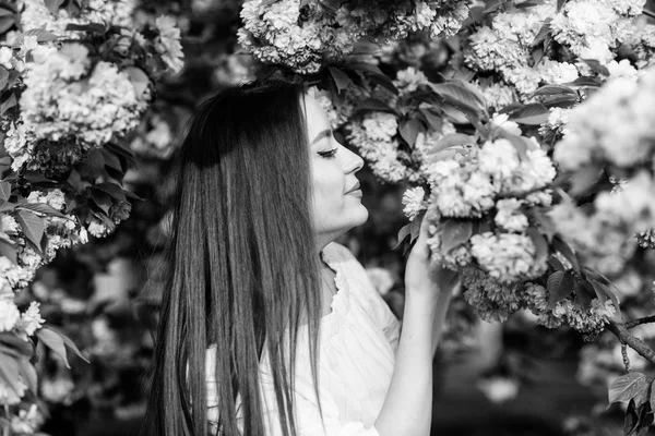 Chica en flor de cerezo. El árbol Sakura florece. olor a flor, alergia. cuidado de la piel y spa. Cosmética natural para la piel. belleza natural del verano. mujer en flor de primavera. Frescura de primavera —  Fotos de Stock