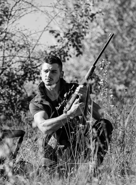 Caçador com rifle pronto para caçar fundo natureza. Habilidades e estratégia de caça. Estratégia de caça ou método para localizar o alvo e matar o animal alvo. Homem caça esperar por animal — Fotografia de Stock