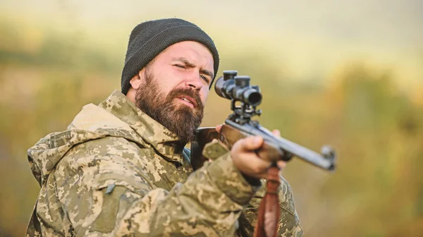 За моєї мети. Бородатий мисливець провести дозвілля полювання. Полювання оптики обладнання для професіоналів. Жорстокий чоловічий хобі. Людина з метою цільової природи фону. Мисливець утримання гвинтівки з метою. Метою навичок — стокове фото