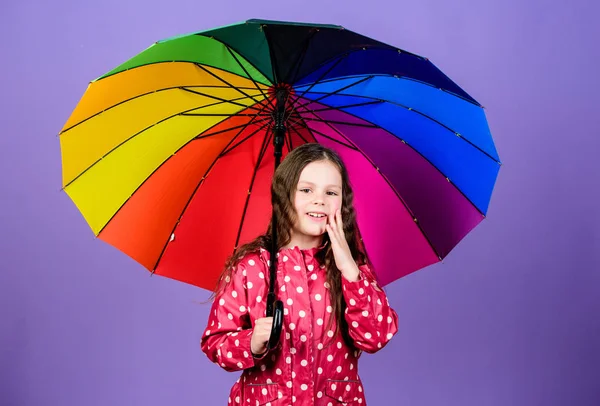 긍정적 인 분위기의 쾌활한 힙스터 아이. 비옷에 작은 소녀입니다. 가을 패션. 비 보호. 무지개. 화려한 우산행복 작은 소녀입니다. 평화로운 아침 — 스톡 사진