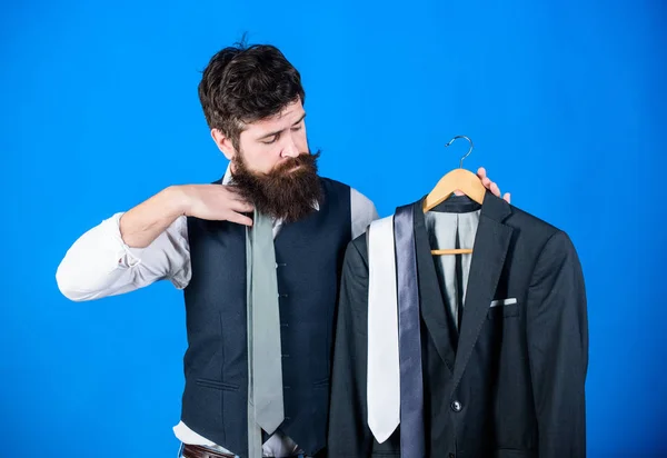 男のひげヒップスターは、ネクタイとフォーマルなスーツを保持します。完璧なネクタイショッピングコンセプト。スタイリストのアドバイス。ネクタイを選ぶのが難しい。ショップアシスタントまたはパーソナルスタイリストサービス。マッチングネクタイの衣装 — ストック写真