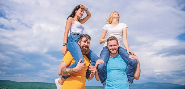 Estamos só a divertir-nos. Casais amorosos tendo atividades divertidas ao ar livre. Casais amorosos gostam de se divertir juntos. Casais brincalhões apaixonados sorrindo no céu nublado. homens felizes piggybacking suas namoradas — Fotografia de Stock