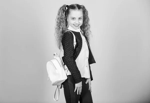 Stijlvolle mini rugzak. Leer hoe fit rugzak correct is. Meisje weinig modieuze cutie Carry rugzak. Populaire nuttige mode accessoire. Schoolmeisje met kleine lederen rugzak. Draagtas comfortabel — Stockfoto