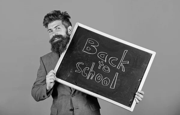 Sind Sie bereit zu studieren. Lehrer oder Schulleiter begrüßen die Rückkehr in die Schule. Beginn des Schuljahres vorbereiten. Lehrer versteckt sich hinter Tafel. Lehrer guckt aus Tafel über rotem Hintergrund — Stockfoto