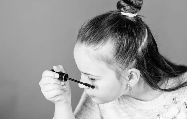 A dar-lhe algum amor aos olhos. Menina aplicando rímel nos olhos. Criança pequena usando cosméticos para melhorar as pestanas dos olhos. Criança adorável fazendo sua maquiagem nos olhos — Fotografia de Stock