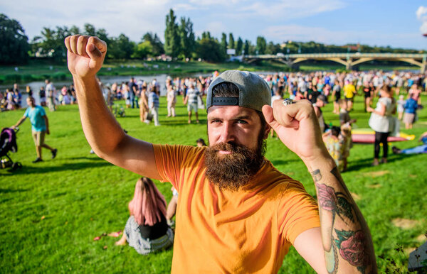 Концепция развлечений. Летний фестиваль висит. Летний фестиваль. Хипстер в кепке с удовольствием празднует праздник или фестиваль. Мужчина бородатый хипстер перед толпой. Концерт на открытом воздухе. Музыкальный фестиваль. Фан-зона

