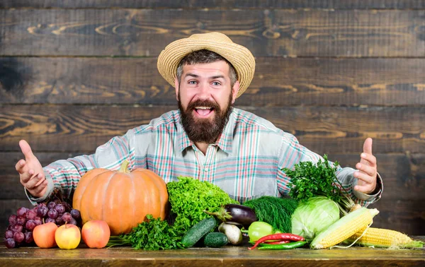 Фестиваль урожая фермерского хозяйства. Продавать овощи. Человек бородатый фермер с овощами деревенский стиль фона. Купить овощи местной фермы. Концепция выращиваемых культур. Местный рынок. Домашние овощи — стоковое фото