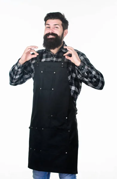 Tout va bien. Grill cuisinier ou coiffeur exprimant ok pour le repas ou la coiffure. Joyeux hipster souriant et gestuel ok signe. Homme barbu montrant ok geste de la main — Photo