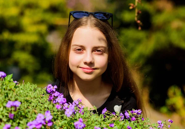 Beleza natural. Felicidade infantil. menina cheirar flores florescendo. criança feliz com flor de arbusto. Férias. Dia das mulheres. Natureza de verão. Aproveitando a primavera — Fotografia de Stock