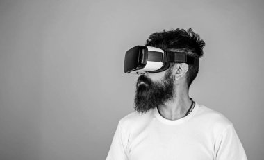 Vr gözlük, açık mavi renkli sakallı adam. Dijital teknoloji kavramı. Adam kafa monte ekran ile etkileşim içinde sanal gerçeklik. Hipster ciddi yüz zevk sanal gerçeklik ile becerikli alet