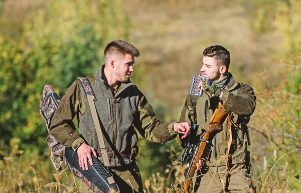 Les forces armées. Camouflage. Uniforme militaire. Amitié des hommes chasseurs. Compétences de chasse équipement d'arme. Comment transformer la chasse en passe-temps. Chasseurs d'hommes avec fusil. ami chasseur profiter des loisirs dans le domaine — Photo