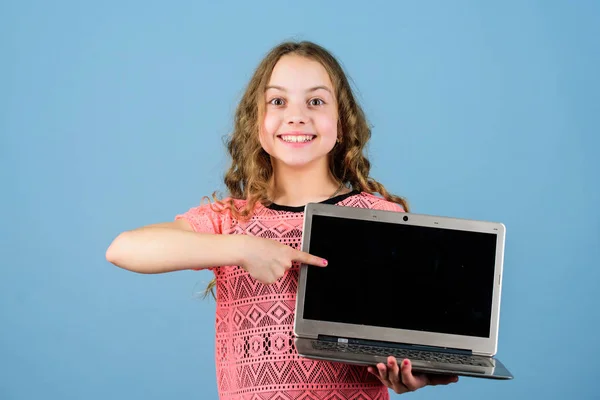 Επιχείρηση εκκίνησης. της παιδικής ανάπτυξης στην ψηφιακή εποχή. Παίξτε σέρφινγκ στο διαδίκτυο. ευτυχισμένο κοριτσάκι με σημειωματάριο. εκπαίδευση στο σπίτι. αγορές στο διαδίκτυο. σχολικής εργασίας. έννοια της εκπαίδευσης — Φωτογραφία Αρχείου