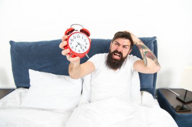 Sabahlardan nefret eden insanlar için en iyi çalar saatler. Adam sakallı hipster erken uyanmak nefret ediyorum. Yıkıcı enerji. Günün en zor anı. Alarm sesinden nefret etmek çok normal. Nefret dolu program