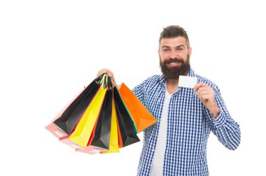 Hes'in sadakat kartı var. Sakallı adam indirim kartı ve beyaz izole kağıt torbalar ile gülümseyen. Mutlu işadamı iş bilgileri için boş kart gösteriyor. Kredi kartı ile ödeme, kopyalama alanı