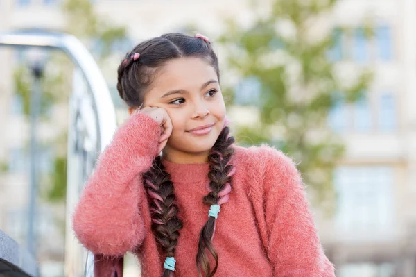 La bellezza di essere una ragazza. Bellezza ragazza con trecce lunghi capelli il giorno d'estate. Bambino piccolo con viso carino bellezza. Bellezza sguardo di adorabile piccola ragazza all'aperto — Foto Stock