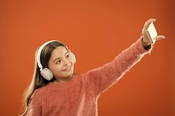 Niña escuchar música auriculares modernos y teléfonos inteligentes tomando selfie. Obtener suscripción de música. Disfruta del concepto musical. Las mejores aplicaciones de música que merecen escuchar. Escucha gratis. Aplicación móvil para adolescentes — Foto de Stock