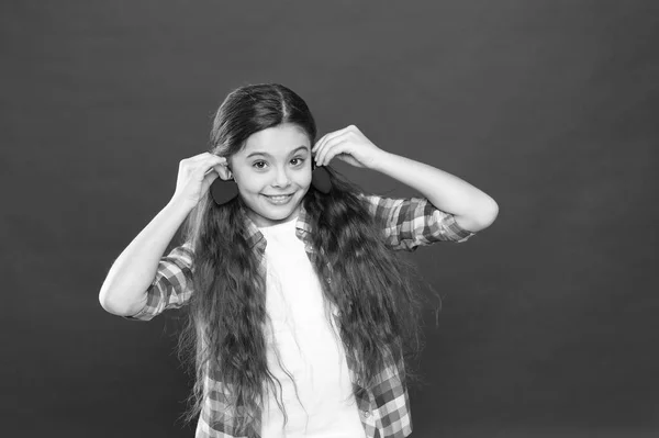 Alla hjärtans dag. Jag ger dig mitt hjärta. Liten flicka med söt look. Glada barn med röda dekorativa hjärta. glad liten tjej. Kärlek och familj. Barndomen lycka. Februari holiday. Barnens dag — Stockfoto