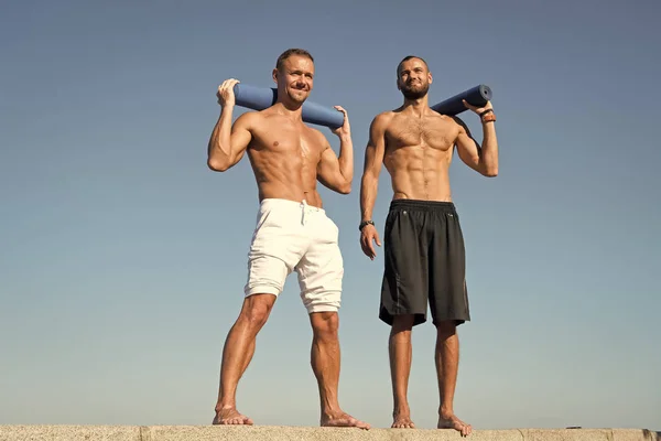 Feliz y musculoso. Hombres felices después de las actividades de salud. Los hombres musculares gozan de buena salud. Maestros del deporte. Deporte y fitness. El camino hacia el éxito es tomar medidas decididas — Foto de Stock