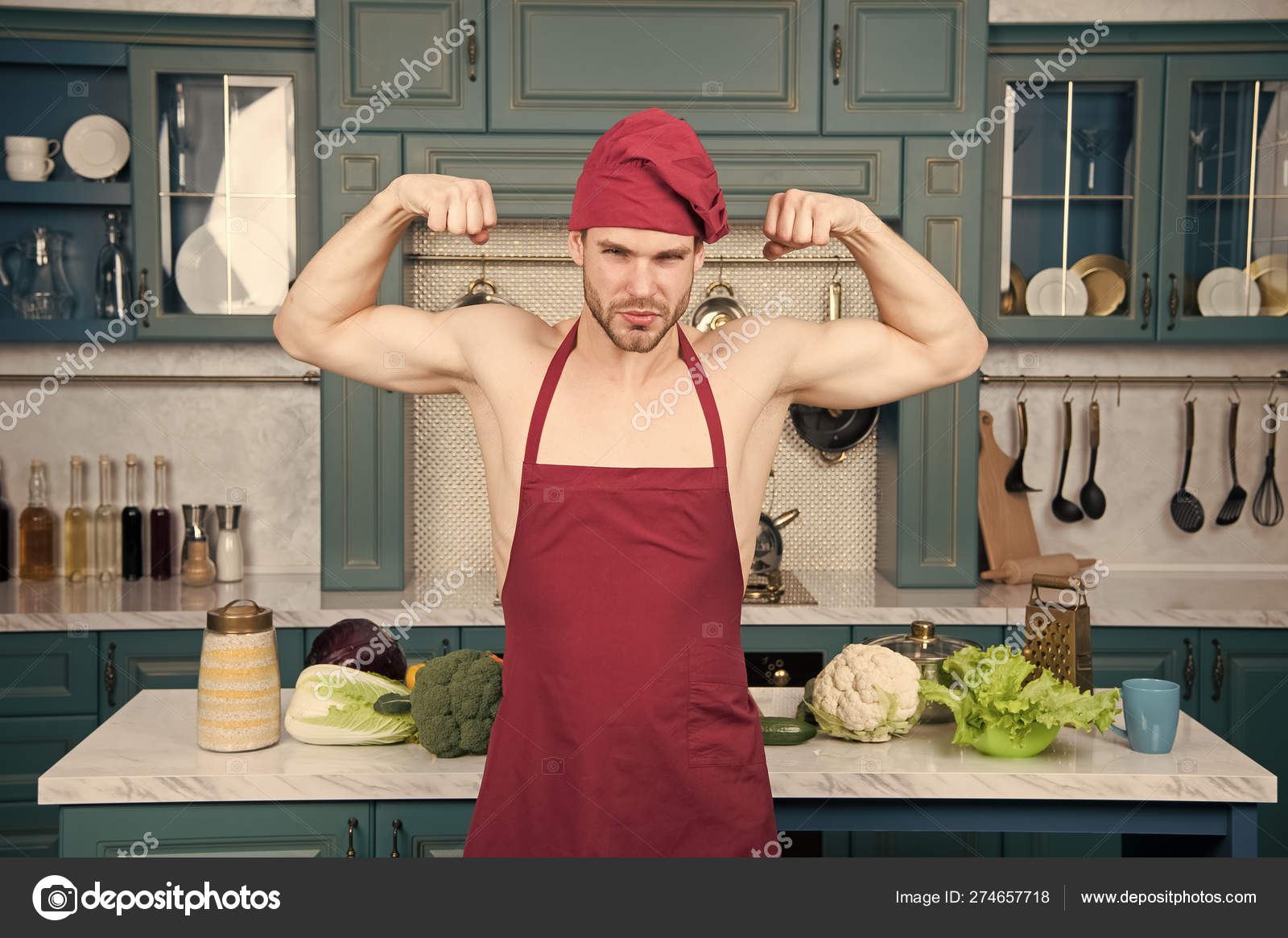 Chef musclé sexy devant la cuisine. Chef attrayant prêt à cuisiner