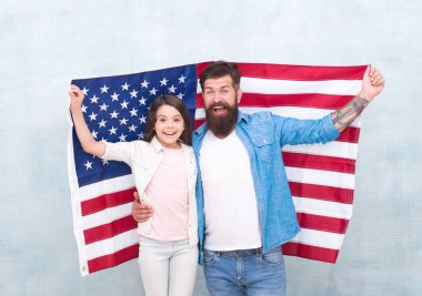 Vatansever bir aile. Bağımsızlık günü, aile bireylerinin yeniden bir araya gelip dinlenmesi için bir şanstır. Bağımsızlık günü resmi tatil. Amerikalılar bağımsızlık gününü nasıl kutlarlar? Abd bayrağı ile baba ve kızı