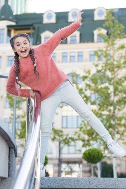 Sağlıklı ve mutlu bir hayat. Şehir geçmişinde gülümseyen sağlıklı küçük bir çocuk. Mutlu küçük kız sağlıklı büyüme ve gelişimin tadını çıkarıyor. Sağlıklı yaşam tarzı