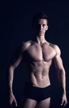 Adam vücut geliştirmeci fit vücut ile. Maço seksi gövde ve göğüs. Altı paket ve ab kaslı sporcu. Eğitim ve egzersiz etkinlik içinde jimnastik salonu. Spor fitness ve welness kavramı