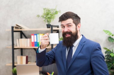 Kahve her zaman iyi bir fikirdir. Adam sakallı işadamı kupa standı ofis tutun. Güne kahveyle başlayın. Başarılı insanlar kahve içer. Kahve rahatlatıcı mola. Patron enerji içeceği zevk. Kafein bağımlısı