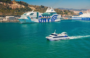 Barcelona, İspanya - 30 Mart 2016: zevk tekne ve cruise Gnv, Grimaldi hatları denizde gemi. Zevk teknenin su taşıma. Deniz kenarında zevk teknede seyahat. Yaz tatili.