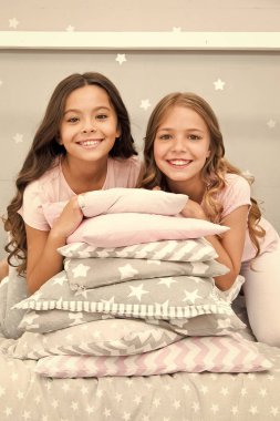 Kızların en iyi arkadaşları pijama partisi için yatak odasında toplanır. Çocuklar için ev partisi. Yastıkların yanındaki kızlar harika bir gülümsemeyle poz veriyorlar. Partiye başlayalım. Pijamalı çocuklar parti için yatak odasını hazırlayın.