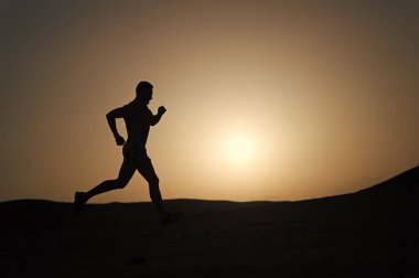 siluet veya adam avcısı, açık gökyüzü açık koşan adam