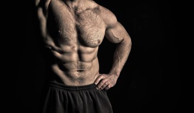 Güçlü pazı ve triceps ile kol. Gövde altı paketi ve ab kasları ile. Atletik belly ve kas göğüs. Egzersiz ve spor salonunda eğitim etkinliği. Spor fitness ve sağlıklı yaşam konsepti, vintage