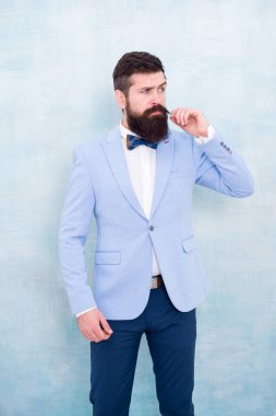 Takım elbise tarzı. Damat için moda trendleri. Düğün günü. Şık damat. Çarpıcı, çıtır takım elbisesiyle ifade verdi. Stilist moda uzmanı. Damat sakallı hippi açık mavi smokin ve papyon giyer.