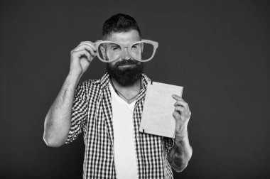 Bu kitabı oku. Komik ve mizah anlayışı. Yetişkin eğitimi dersleri. Kendi kendine eğitim kavramı. Edebiyat kulübü. Kitap okumayı hobi olarak. Çalışmak eğlencelidir. Hipster sakallı adam komik gözlük not defteri veya kitap tutun