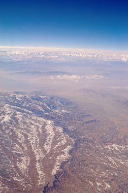 Dağ zirveleri karlı üzerinde mavi gökyüzü, havadan görünümü ile. Dünya yüzeyinde. Çevre koruma ve ekoloji. Keşif ve macera. Yeşil gitmek ve yeşil kaydedin