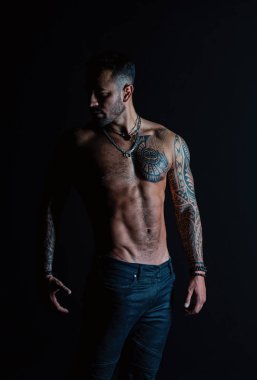 O mükemmel gövde var. Erkek kot pantolon seksi çıplak gövde ile dövme. Sakallı maço dövmeli gövdeli. Seksi çıplak gövde kot pantolon ile sporcu. Sporcu kas göğüs ve karın ile. Spor ve fitness