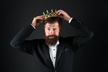 Kendini beğenmişlik hissi. Büyük patron. Kral tacı. Egoist konsept. Smokin ve taç giymiş bir iş adamı. Çok önemli biri. Önemli konuk lüks partisi. Üst düzey yönetici. Önemli kişi ödülü.