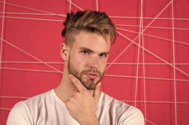 Tıraş olma ritüelini çok rahatlatıcı buluyorum. Yakışıklı adam sakal kıllarına dokunuyor. Adamın tıraş olması lazım. Kısa saçlı sakallı adam. Tarzım kişiliğimin bir yansımasıdır.