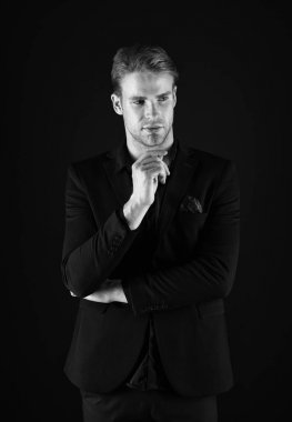İlham için bekliyor. Formal giyim düşünceli iş adamı. Yakışıklı adam iş tarzı. Kendini şık görünümlü işadamı istihdam. İş kanepe ya da uzman. İş adamı. Ofis çalışanı