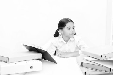 Sıkıcı görevi kurtul. Kız sıkılmış öğrenci klasör ve Kitaplar ile masa başında oturmak. Örgün eğitim sorunları. Geri okul kavramı. Eğitim yorgun şirin çocuk. Sıkıcı ders. Sıkıcı görev ödev