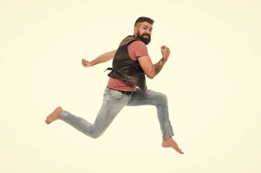 Asla durmayacak. Kaç adam hırsız. Kavram yürümeye devam. Adam beyaz arka plan üzerinde izole hareket çalıştıran yakalanan hipster sakallı. Yüksek hızlı koşan sakallı adam. Kaçış ve kaçak. Hareket çalıştıran