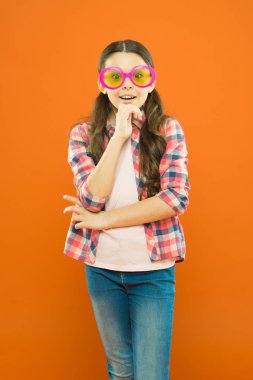 Optik ve görme tedavisi. Etkili egzersiz gözleri yakınlaştırma. Çocuk iyi görme ile mutlu. Görme ve göz sağlığı. Görme yeteneğini geliştir. Güneş gözlüğü fantezi aksesuar. Kız çocuk gözlük takıyor
